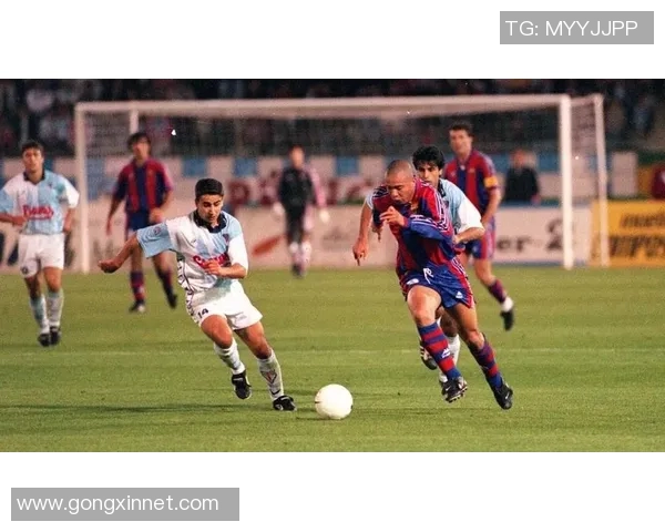 足球明星7号罗纳尔多的传奇人生与辉煌成就揭秘 足球明星7号罗纳尔多的传奇人生与辉煌成就揭秘