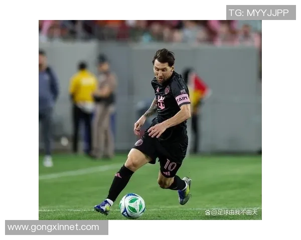 三位足球巨星的职业生涯与成就全景解析 三位足球巨星的职业生涯与成就全景解析