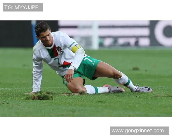 专业足球明星亲授技巧助你成为球场高手的全面指南