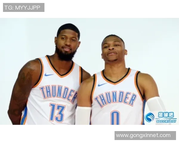 乔治与足球明星们的精彩合影展现了他们的友谊与激情