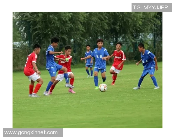 足球明星偶遇心仪鞋款瞬间展现时尚品味与运动激情 足球明星偶遇心仪鞋款瞬间展现时尚品味与运动激情